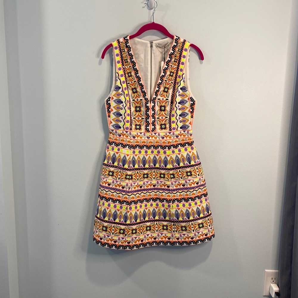 Alice + Olivia Patty Embroidered V-Neck Mini Dress 4 NWT - Picture 3 of 5